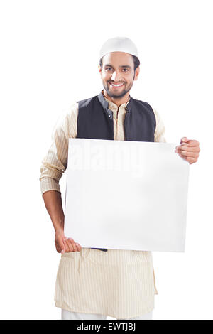 1 indische muslimischen Mann zeigt Message Board Stockfoto