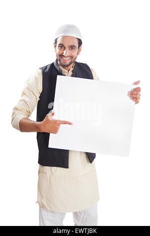 1 indische muslimischen Mann zeigt Message Board Stockfoto