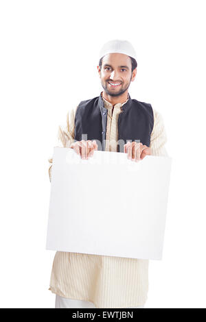 1 indische muslimischen Mann zeigt Message Board Stockfoto