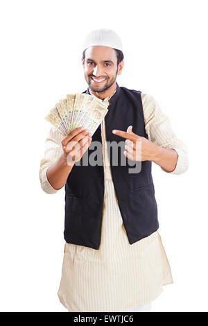 1 indische muslimischen Mann mit Geld Stockfoto