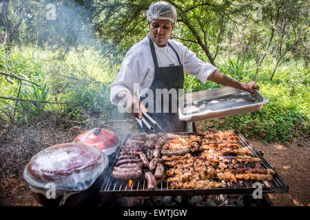 Südafrika - Frau Kochen auf dem grill Stockfoto