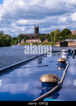 Worcester Kathedrale von Grachtenboot auf Fluß Severn betrachtet Stockfoto