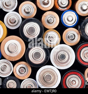 UN-Öko-alkaline-Batterien hautnah. Quadratische Ernte. Stockfoto