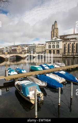 Zurich Schweiz - Boote auf der Limmat angedockt Stockfoto