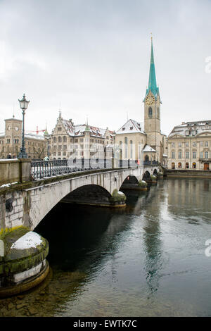Brücke über den Fluss Limmat in Zürich Schweiz, Europa Stockfoto