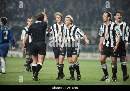 FA Cup 3. Runde Replay Spiel im St. James Park. Newcastle United 2 V Chelsea 2 (Chelsea gewinnt im Elfmeterschiessen). Newcastle-Spieler Warren Barton und John Beresford protestieren, der Schiedsrichter von Lee Clark, Darren Peacock und Philippe Albert beobachtet. 17. Januar Stockfoto