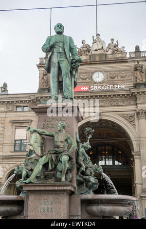 Alfred Escher Statue außerhalb der Zürcher Hauptbahnhof in Zürich Schweiz, Europa Stockfoto