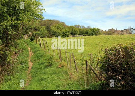 Blick auf Hügel mit Blick in Richtung Lympne Burg aus öffentlichen Fußweg, Lympne, Folkestone, Kent, England, Vereinigtes Königreich Stockfoto