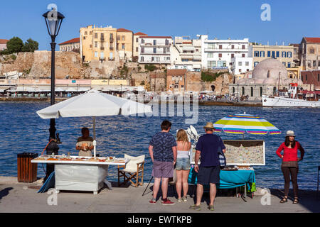 Menschen am Wasser im alten venezianischen Hafen Chania Kreta Griechenland Stockfoto