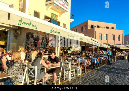 Crete Chania Bar mit Leuten, die außerhalb des alten venezianischen Hafens essen, Restaurant am Wasser, Crete Greece Restaurant Bar People Greece Stockfoto