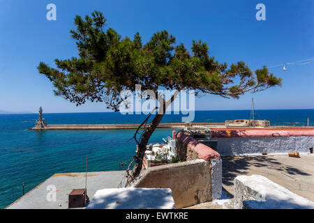Mit Blick auf Kreta Chania Venezianischer Hafen Blick auf Chania Leuchtturm Kreta Griechenland Stockfoto
