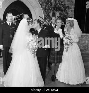 Norman Wisdom heiratet"" Filmstar Jennifer Jayne in den Pinewood Studios. Es war eine Doppelhochzeit Neben Ronnie Stevens und seine Braut Eleanor Summerfield, für ihren neuen Film "On the Beat". 16. August 1962. Stockfoto