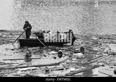 Polizei suchen den stillgelegten ostindischen Dock, London, im Rahmen ihrer Untersuchung des Verschwindens des Transportunternehmens George Brett und sein Sohn Terry Brett im Alter von 10, die unter mysteriösen Umständen fehlen. 9. Januar 1975. Boot. Ziehen Sie die Linie. Stockfoto