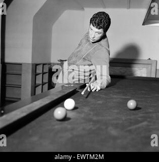 Tom Jones, in seinem neuen Zuhause von 65000 Pfund in Weybridge, Surrey, 29. Dezember 1968. Stockfoto