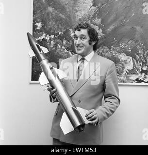 Terry Nation Drehbuchautor für die BBC-Science Fiction-Serie Dr. Who und Schöpfer von "The Daleks". Sehen hier in den BBC-Studios in Lime Grove in Westlondon. 27. Januar 1969 Stockfoto