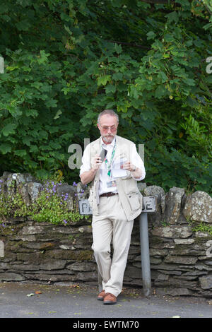 Windermere Dorf Cumbria 1. Juli 2015 vier Personen wurden verhaftet, nachdem ein Mann tot im Lake District gefunden wurde. Polizei rief Ellerthwaite Road, Windermere, nach Berichten von einem Kampf in den frühen Morgenstunden und die Leiche gefunden. Eine Post-Mortem-Untersuchung zu legen Sie zwei Männer und zwei Frauen sind im Zusammenhang mit dem Tod in Frage gestellt. BBC Radio Cumbria Martin Lewes Credit: Gordon Shoosmith/Alamy Live-Nachrichten Stockfoto