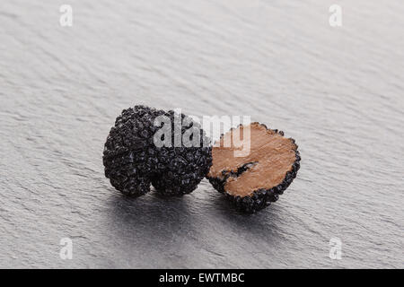 Trüffel, seltene Pilze. Luxuriöse kulinarische Kochzutaten. Stockfoto