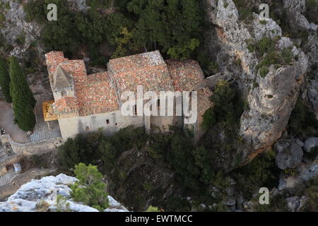 Die hochgelegene Kapelle Notre-Dame de Beauvoir in das touristische Dorf Moustiers Sainte Marie Stockfoto