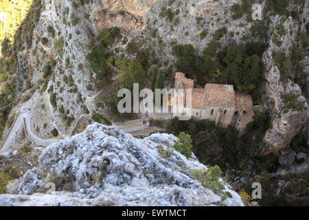 Die hochgelegene Kapelle Notre-Dame de Beauvoir in das touristische Dorf Moustiers Sainte Marie Stockfoto