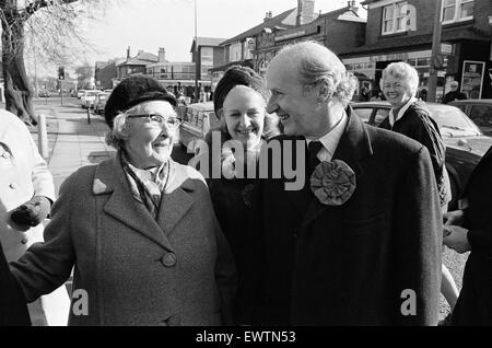 Anthony Barber, Kanzler des Finanzministeriums und Konservativ Parlamentsmitglied für Altrincham und Sale, abgebildet Werbetätigkeit in Altrincham und Sale, Greater Manchester, vor 1974 allgemeine Wahl, 23. Februar 1974. Stockfoto