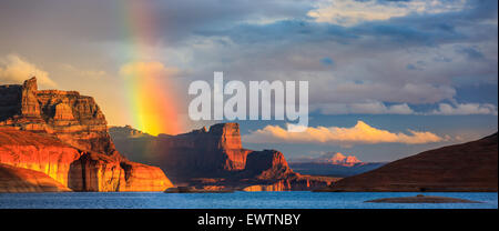 Regenbogen in der Bucht von Padre von Cookie Jar Butte. Lake Powell in Utah Stockfoto