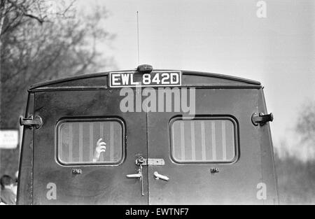 Eines der CND Demonstranten verhaftet nach Raufereien mit der Polizei bei ihren Marsch an die Regierungen Atomic Weapons Establishment in Aldermaston. 7. April 1969 Stockfoto