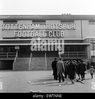 Massen-Warteschlange bei Tottenham Football Club in London für Tickets für den FA Cup Semi Final V Manchester United die nächste Woche in Sheffield statt. 25. März 1962. Stockfoto