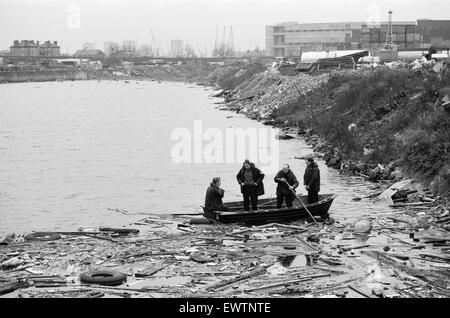 Polizei suchen den stillgelegten ostindischen Dock, London, im Rahmen ihrer Untersuchung des Verschwindens des Transportunternehmens George Brett und sein Sohn Terry Brett im Alter von 10, die unter mysteriösen Umständen fehlen. 9. Januar 1975. Boot. Ziehen Sie die Linie. Stockfoto