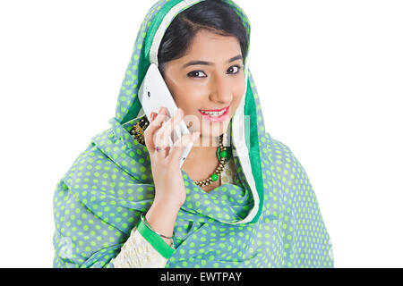 1 indische muslimische Frau reden Handy Stockfoto