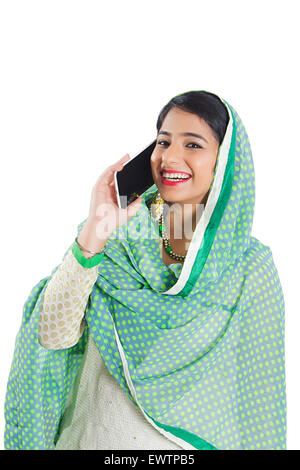 1 indische muslimische Frau reden Handy Stockfoto