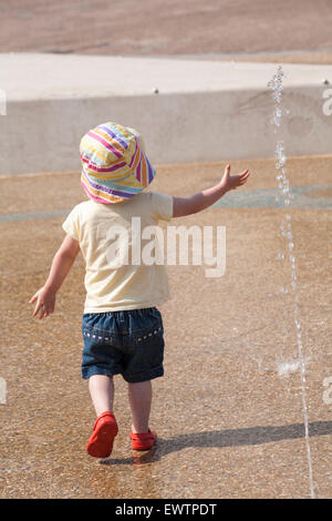 Junge Mädchen genießt das Kühlwasser in das neue Wasserspiel Brunnen am Pier Ansatz, Bournemouth im Juli Credit: Carolyn Jenkins/Alamy Live News Stockfoto