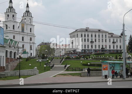 historischen Teil der Stadt orthodoxe Kirche und Polen Botschaft auf grünem Hügel, Mai, Minsk, 2015 Stockfoto