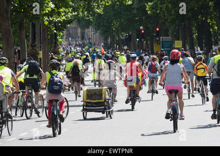 Radfahrer genießen autofreien Straßen im Zentrum von London während der aufsichtsrechtlichen RideLondon Freecycle 2013 Stockfoto