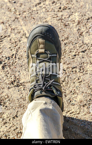 Draufsicht der Mann Fuß mit trekking Schuh auf Erdgeschoss Hintergrund. Stockfoto