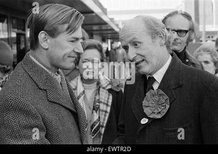 Anthony Barber, Kanzler des Finanzministeriums und Konservativ Parlamentsmitglied für Altrincham und Sale, abgebildet Werbetätigkeit in Altrincham und Sale, Greater Manchester, vor 1974 allgemeine Wahl, 23. Februar 1974. Stockfoto