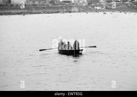 Polizei suchen den stillgelegten ostindischen Dock, London, im Rahmen ihrer Untersuchung des Verschwindens des Transportunternehmens George Brett und sein Sohn Terry Brett im Alter von 10, die unter mysteriösen Umständen fehlen. 9. Januar 1975. Boot. Ziehen Sie die Linie. Stockfoto