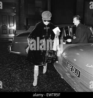 Barbra Streisand, wird Auto, um ihren Weg zum Bühneneingang Eingang Prince Of Wales Theatre, London, wo sie in Funny Girl, 18. April 1966 Hauptrolle ist beendet. Mann und Schauspieler Elliott Gould ist abgebildet im Vordersitz des Autos, fallen sie aus. Stockfoto