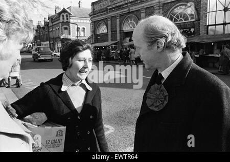 Anthony Barber, Kanzler des Finanzministeriums und Konservativ Parlamentsmitglied für Altrincham und Sale, abgebildet Werbetätigkeit in Altrincham und Sale, Greater Manchester, vor 1974 allgemeine Wahl, 23. Februar 1974. Stockfoto