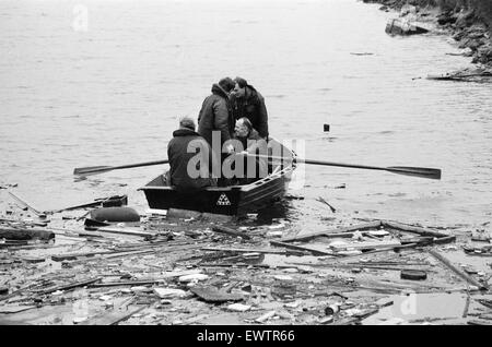 Polizei suchen den stillgelegten ostindischen Dock, London, im Rahmen ihrer Untersuchung des Verschwindens des Transportunternehmens George Brett und sein Sohn Terry Brett im Alter von 10, die unter mysteriösen Umständen fehlen. 9. Januar 1975. Boot. Ziehen Sie die Linie. Stockfoto