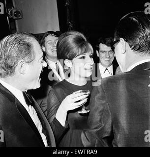 Barbra Streisand, Champagner-Empfang, nach West End Premiere von Funny Girl, Prince Of Wales Theatre, London, 13. April 1966. Stockfoto