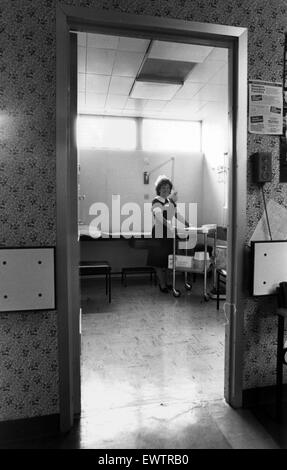 Krankenhaus der Königin-Elizabeth, Sheriff Hill, Gateshead, England. ! St September 1989. Schwester Joan Murray in einem der Behandlungsräume im Krankenhaus. Stockfoto