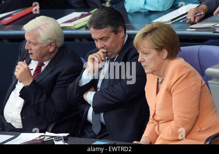 Berlin, Deutschland. 1. Juli 2015. Der deutsche Außenminister Frank-Walter Steinmeier (SPD, L-R), deutsche Wirtschaft Minister Sigmar Gabriel (SPD) und die deutsche Bundeskanzlerin Angela Merkel einer Besprechung im Deutschen Bundestag in Berlin, Deutschland, 1. Juli 2015. In der Sitzung diskutiert des Deutschen Bundestages die Griechenlandkrise. Foto: RAINER JENSEN/Dpa/Alamy Live-Nachrichten Stockfoto
