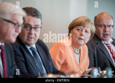 Berlin, Deutschland. 1. Juli 2015. Bundeskanzlerin Angela Merkel sitzt neben Bundesaußenminister Frank-Walter Steinmeier (L-R), Wirtschaftsminister Sigmar Gabriel und Peter Altmaier, Chef des Stabes der Bundeskanzlei, während eines Treffens der das Bundeskabinett im Bundeskanzleramt in Berlin, Deutschland, 1. Juli 2015. Das Kabinett entscheidet über den Entwurf des Haushaltsplans 2016 Bundesregierung und den Finanzplan bis zum Jahr 2019. Foto: MICHAEL KAPPELER/Dpa/Alamy Live News Stockfoto