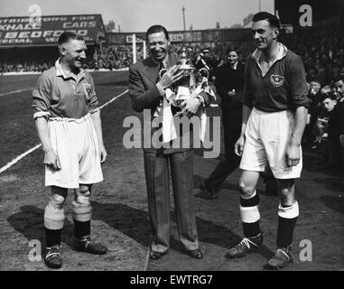 Blackpool V Portsmouth 6. Mai 1939. George Formby gesehen hier zu Beginn des Spiels mit James Blair (links Blackpool Kapitän) und Jimmy Guthrie (rechts Portsmouth Kapitän) hält den FA Cup eine Woche nach Portsmouth schlagen Wölfe im Finale im Wembley-Stadion. Stockfoto