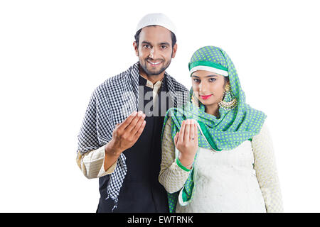 2 indischen Muslim verheiratet paar Aadab Id Milap Stockfoto