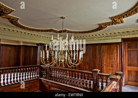 Sobald grand, Kronleuchter und Treppe im Inneren Silverlands Waisenhaus, Chertsey, Surrey, UK Stockfoto