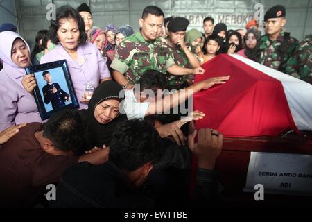 Medan, Indonesien. 1. Juli 2015. Angehörigen der Opfer des abgestürzten Militärmaschine trauern um einen Sarg in einem Krankenhaus in Medan, Nord-Sumatra, Indonesien, 1. Juli 2015. Insgesamt 142 Leichensäcke haben nach dem Absturz von einem indonesischen Militär Flugzeug zurückgewonnen worden, sagte ein Beamter in einem Krankenhaus in Nord-Sumatra Hauptstadt Indonesiens von Medan, wo der Absturz stattfand, Xinhua telefonisch am Mittwoch. Bildnachweis: Albert Damanik/Xinhua/Alamy Live-Nachrichten Stockfoto