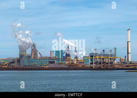 IJmuiden Stahlwerk oder '' Koninklijke Hoogovens En Staalfabrieken'' bei IJmuiden, sperrt Velsen, Nordholland, Niederlande. Stockfoto