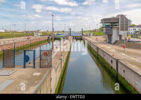 Yacht im Schloss Zuidersluis bei Velsen-Noord, IJmuiden, Nordholland, Niederlande. Stockfoto