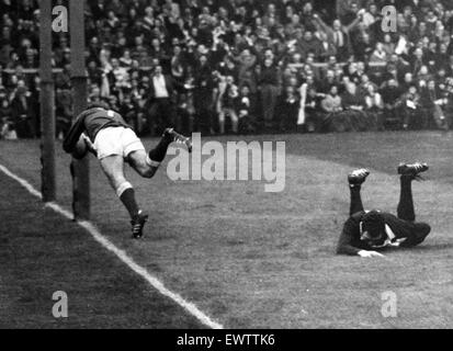 Schottland 18 V 19 Wales, Rugby Union Five Nations Championship Match bei Murrayfield geführt John Taylor Tauchgänge über für den ersten Versuch. 6. Februar 1971. Stockfoto